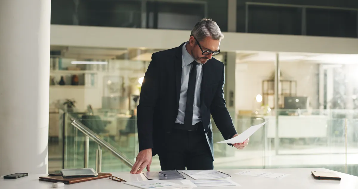 Ejecutivo global trabajando con calma en un entorno internacional