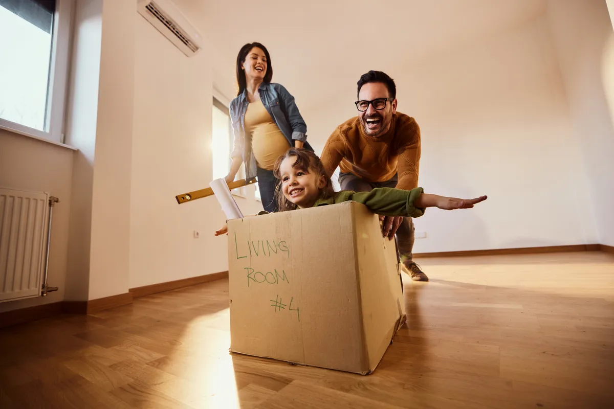 Familia en proceso de mudanza internacional con tranquilidad